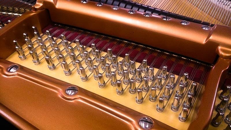 Chevilles et cordes de pianos