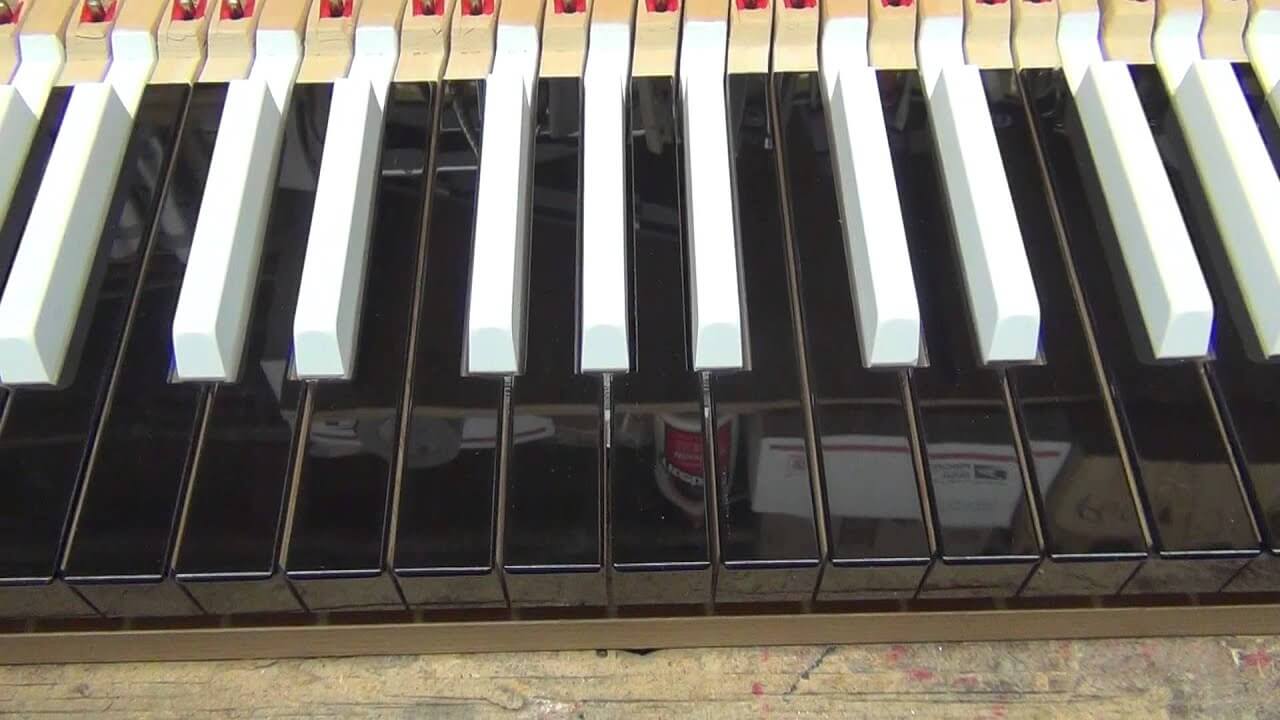 clavier de piano aux couleurs inversées